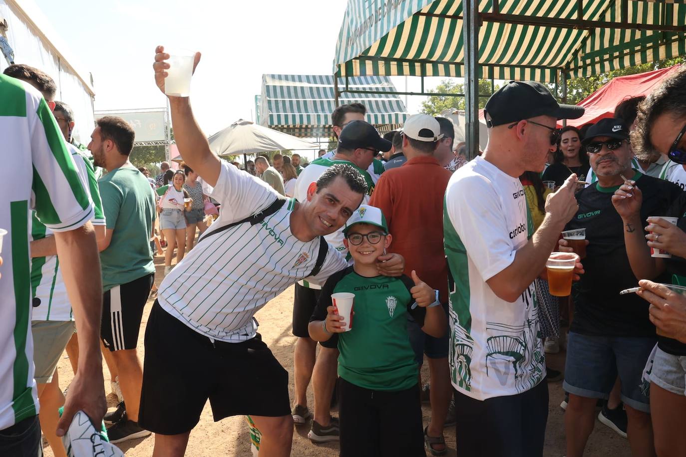 Fotos: el espectacular recibimiento de la afición al Córdoba CF y el ambiente en la Fan Zone