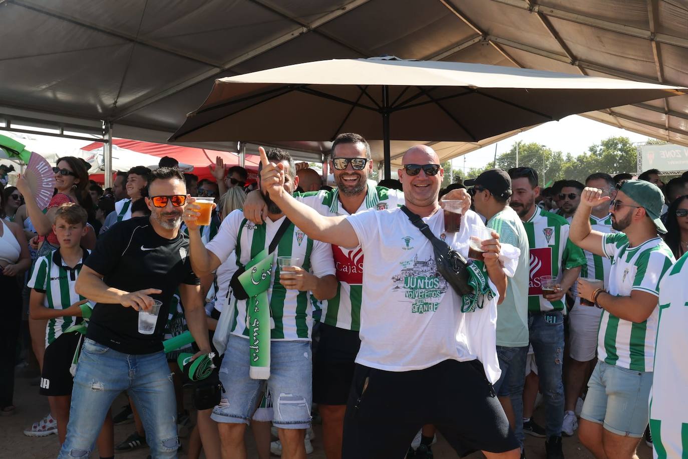 Fotos: el espectacular recibimiento de la afición al Córdoba CF y el ambiente en la Fan Zone