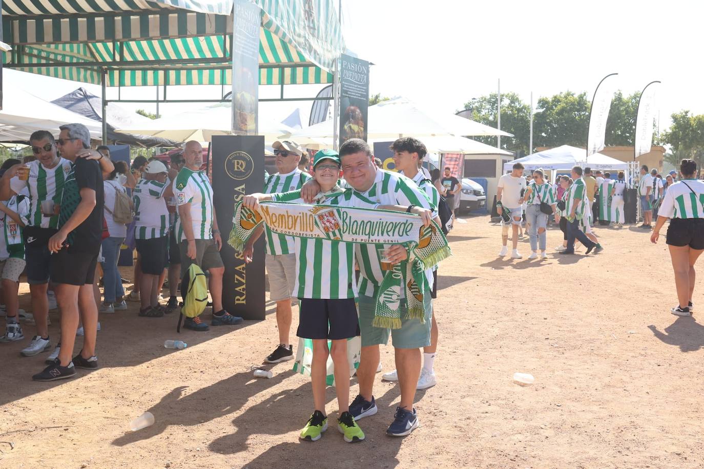 Fotos: el espectacular recibimiento de la afición al Córdoba CF y el ambiente en la Fan Zone