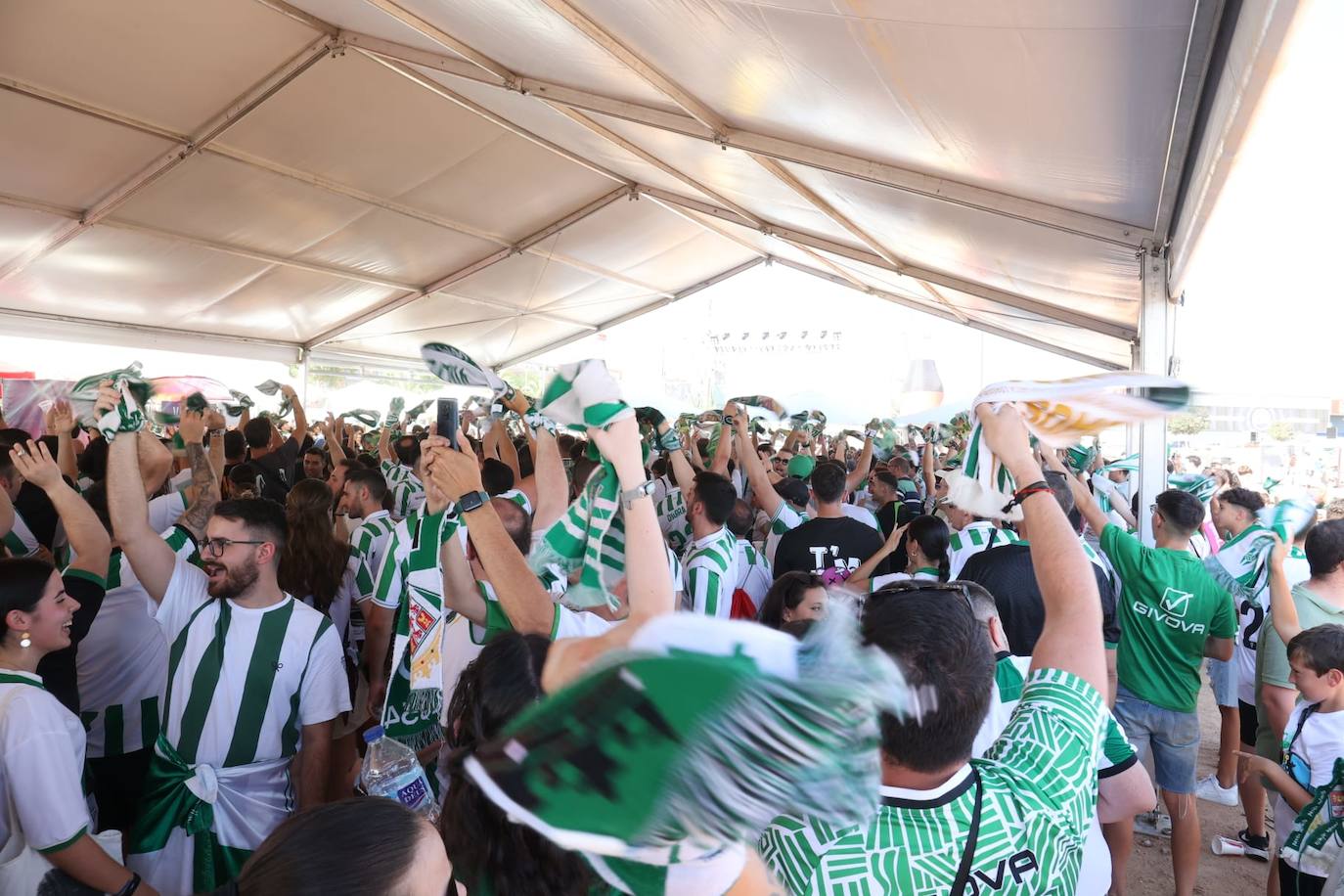 Fotos: el espectacular recibimiento de la afición al Córdoba CF y el ambiente en la Fan Zone