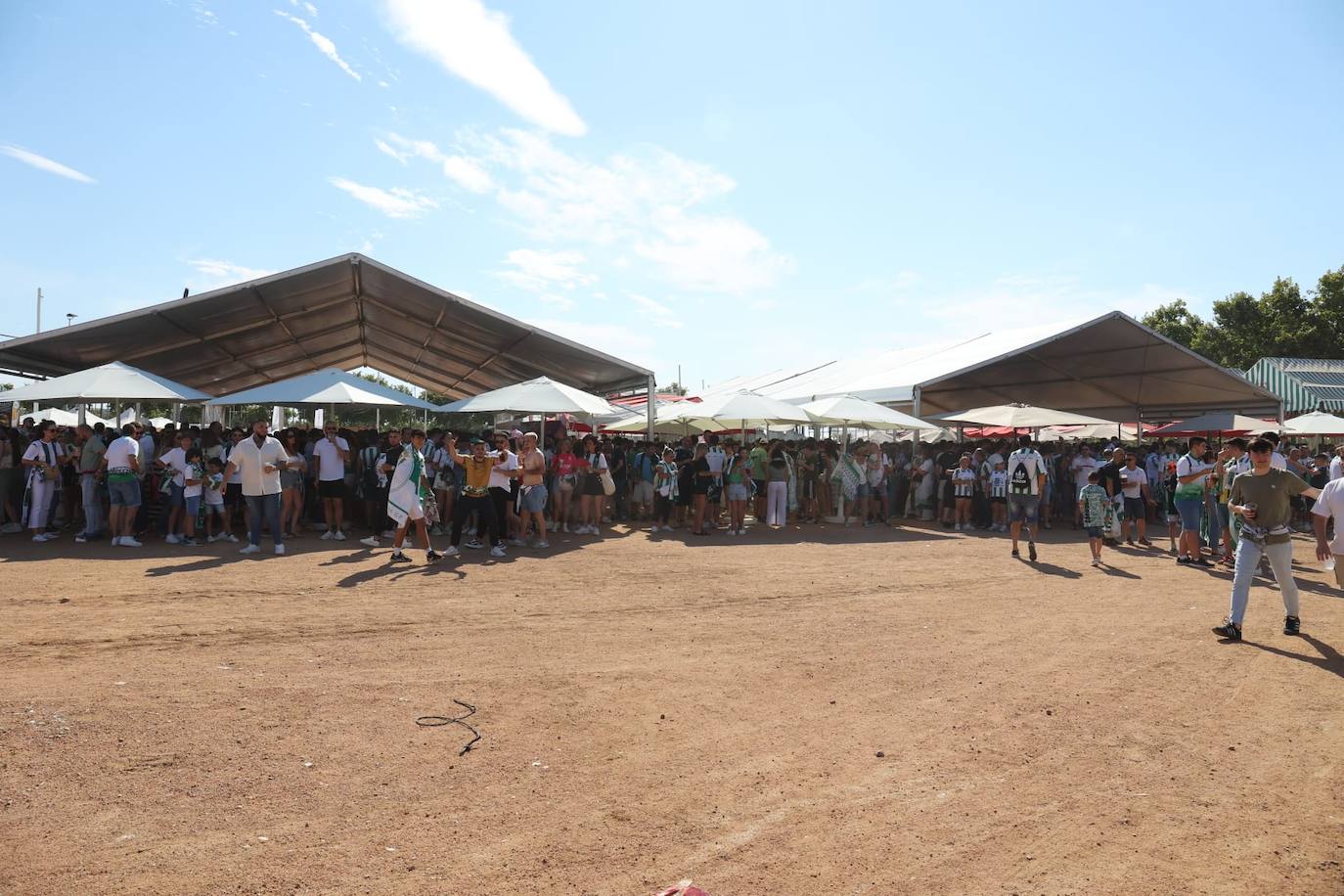 Fotos: el espectacular recibimiento de la afición al Córdoba CF y el ambiente en la Fan Zone