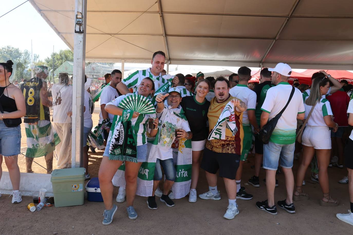 Fotos: el espectacular recibimiento de la afición al Córdoba CF y el ambiente en la Fan Zone