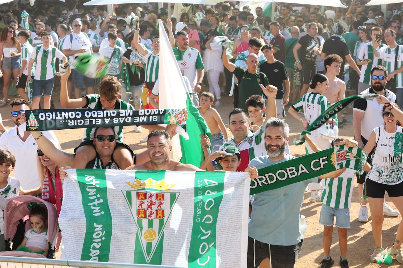 Fotos: el espectacular recibimiento de la afición al Córdoba CF y el ambiente en la Fan Zone