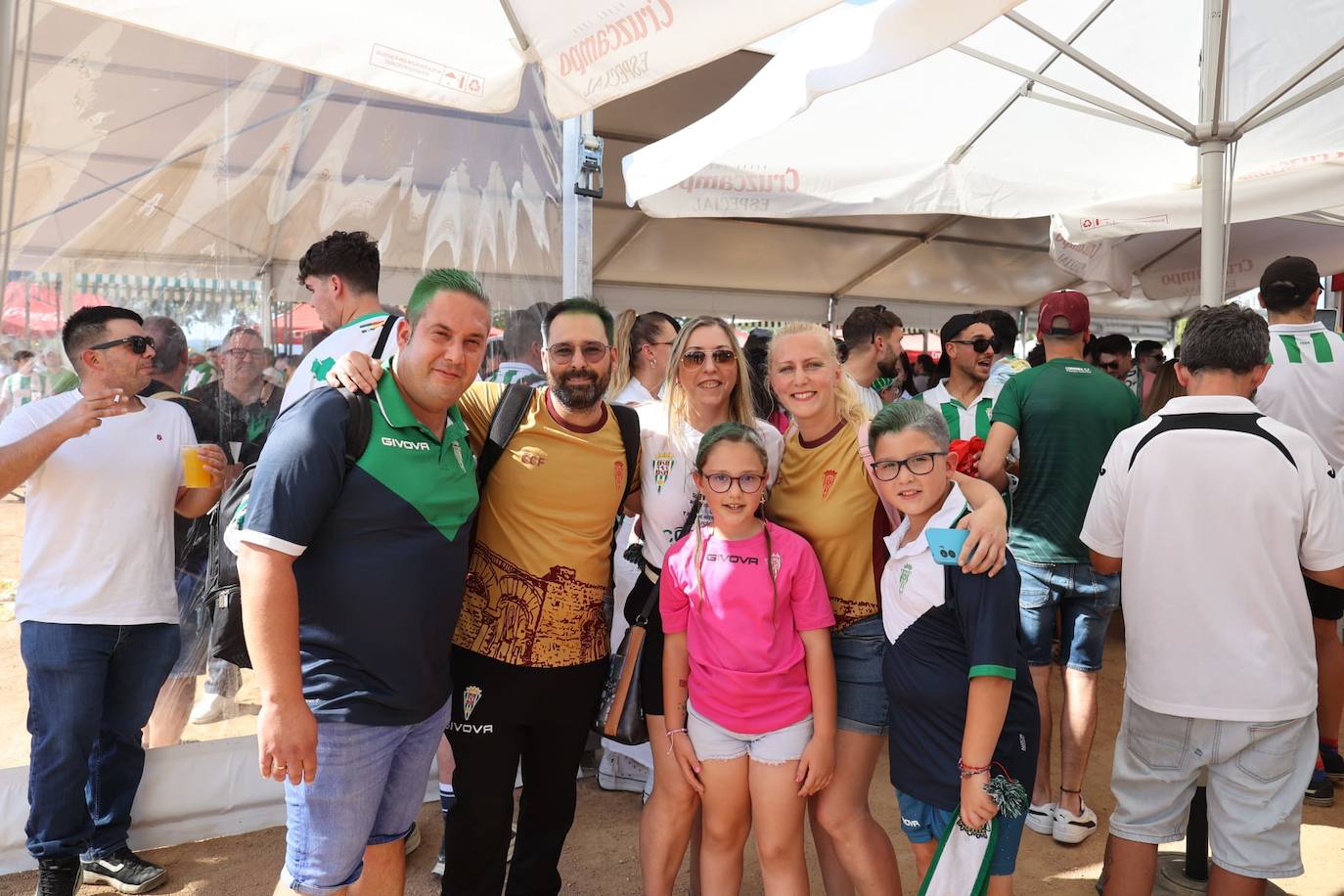 Fotos: el espectacular recibimiento de la afición al Córdoba CF y el ambiente en la Fan Zone