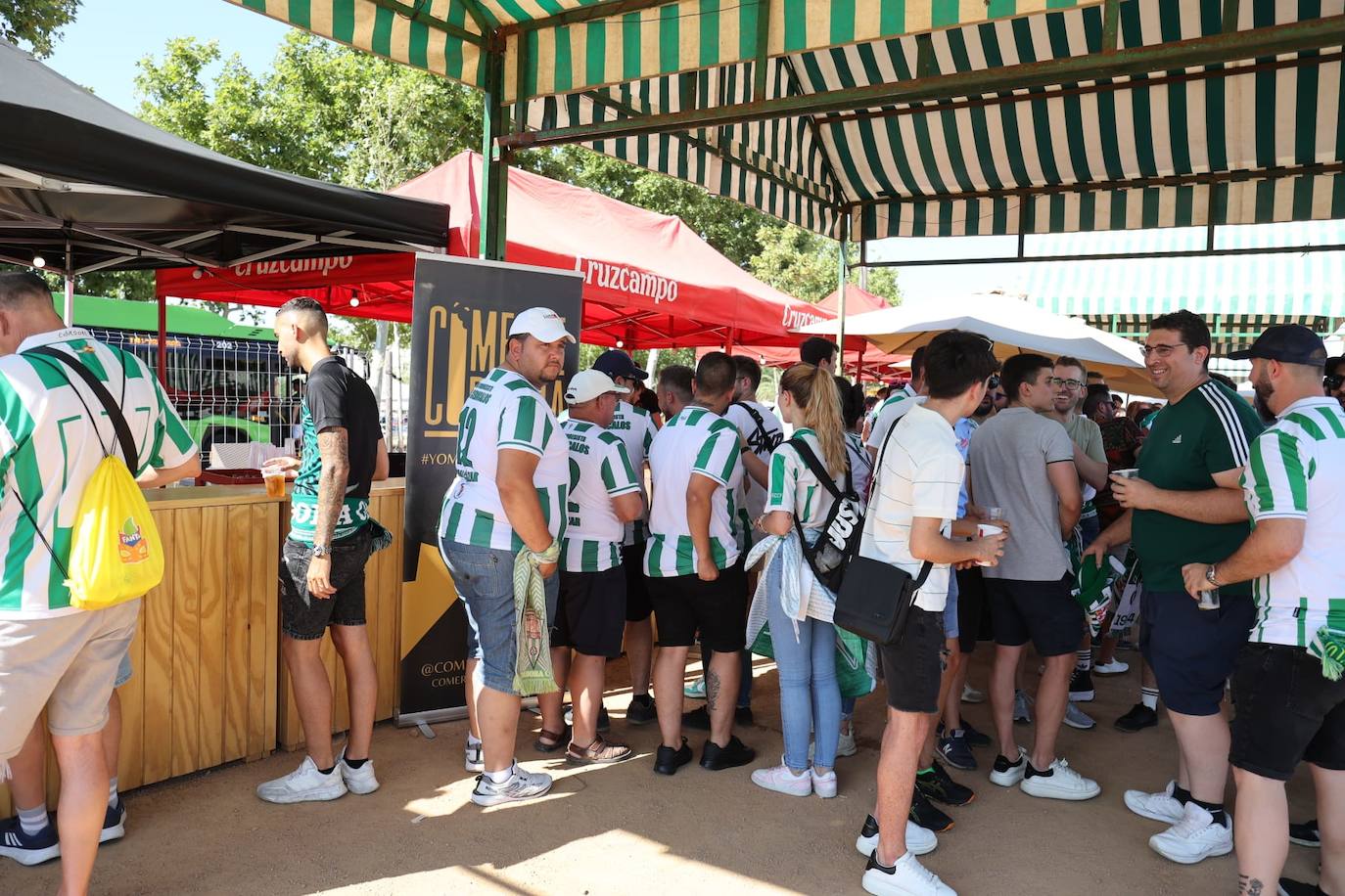 Fotos: el espectacular recibimiento de la afición al Córdoba CF y el ambiente en la Fan Zone