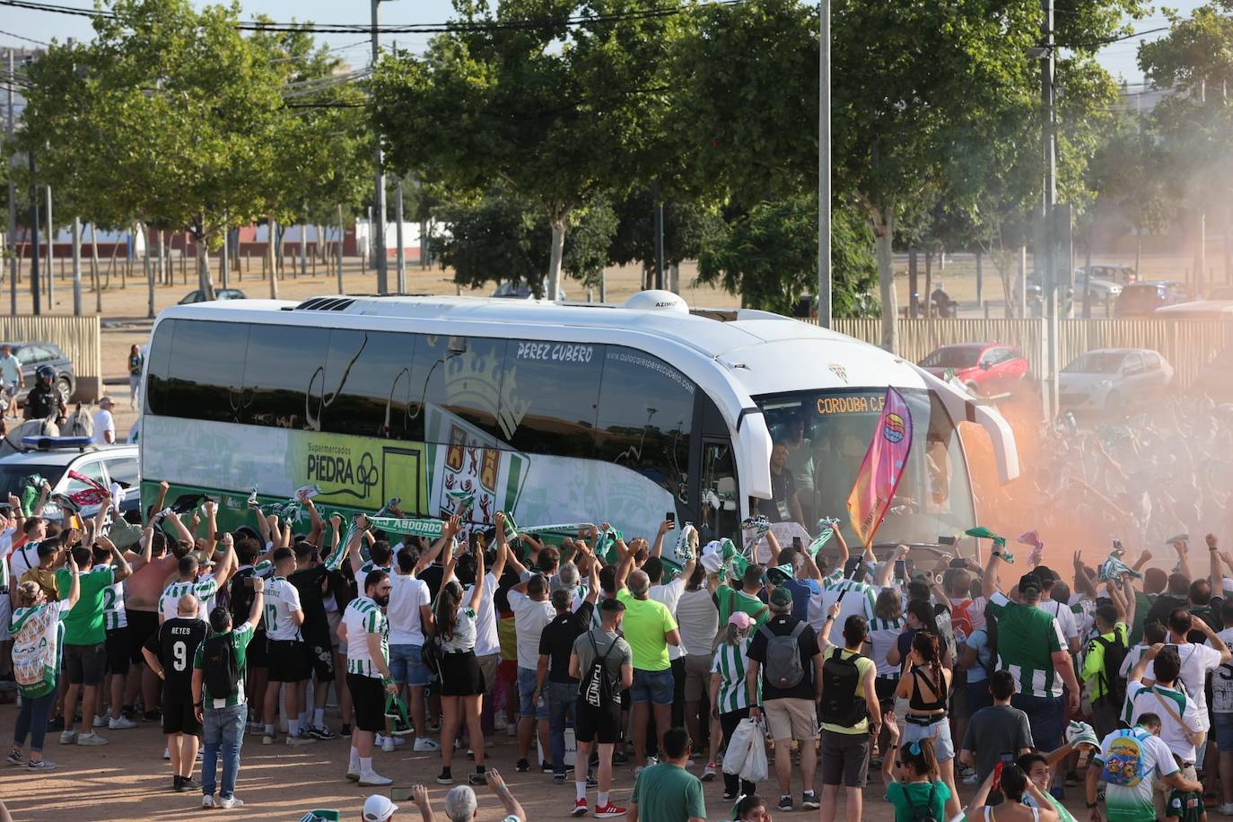 Fotos: el espectacular recibimiento de la afición al Córdoba CF y el ambiente en la Fan Zone