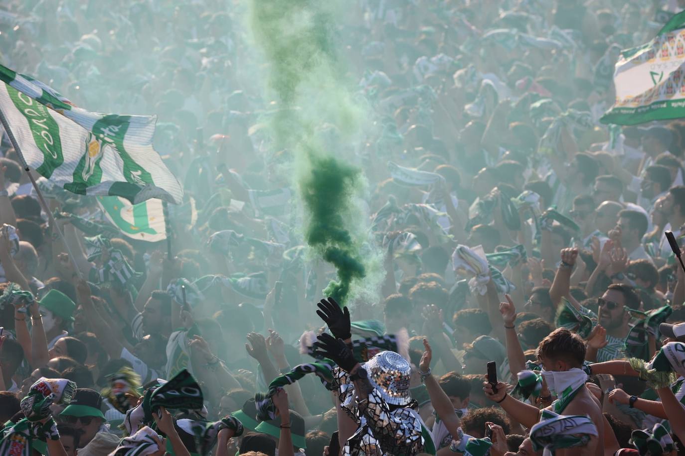 Fotos: el espectacular recibimiento de la afición al Córdoba CF y el ambiente en la Fan Zone