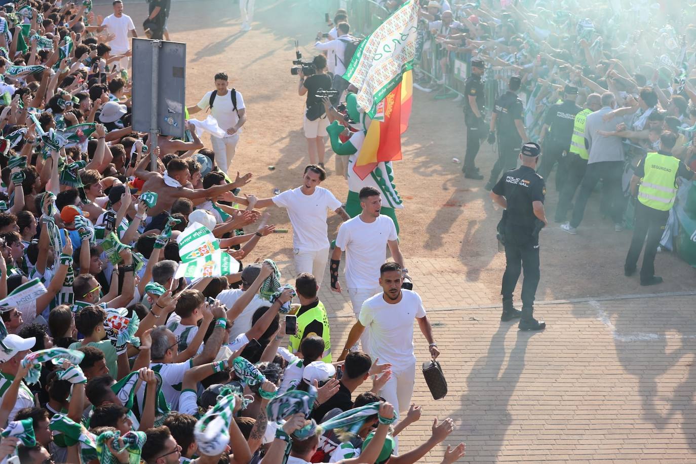 Fotos: el espectacular recibimiento de la afición al Córdoba CF y el ambiente en la Fan Zone