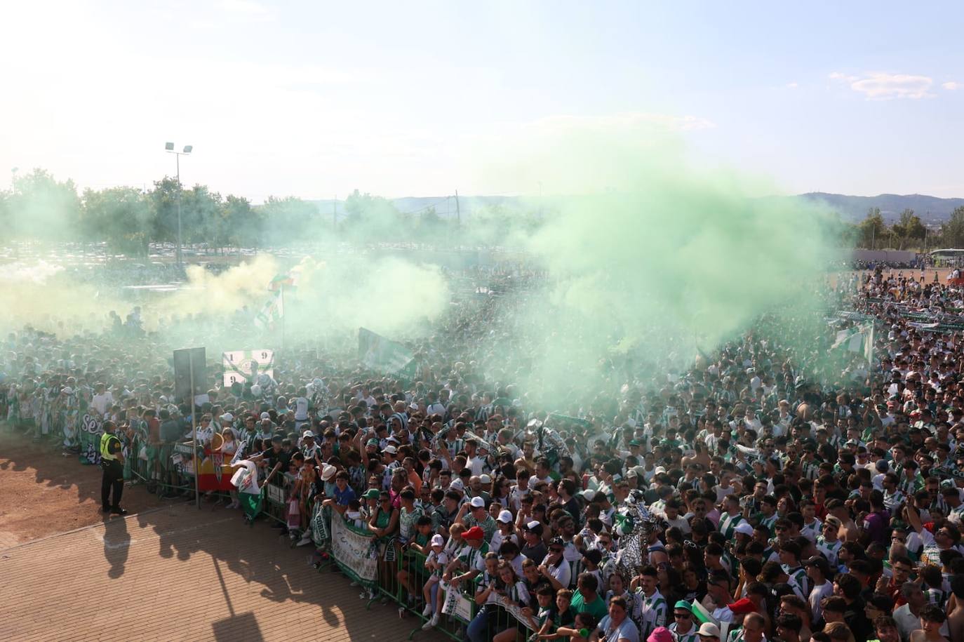 Fotos: el espectacular recibimiento de la afición al Córdoba CF y el ambiente en la Fan Zone