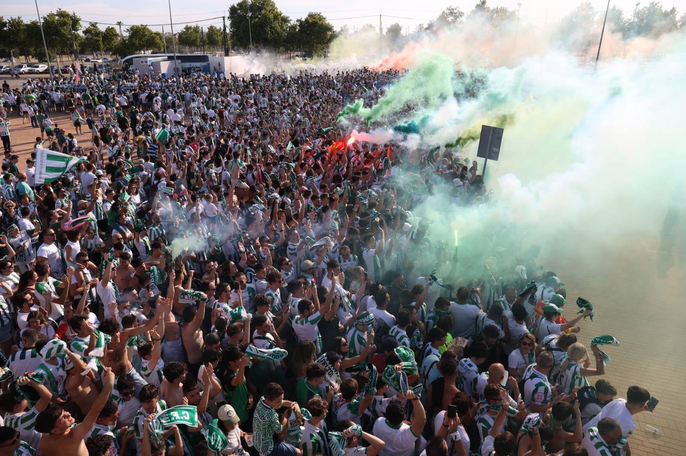 Fotos: el espectacular recibimiento de la afición al Córdoba CF y el ambiente en la Fan Zone