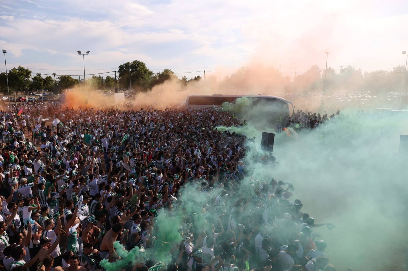 Fotos: el espectacular recibimiento de la afición al Córdoba CF y el ambiente en la Fan Zone