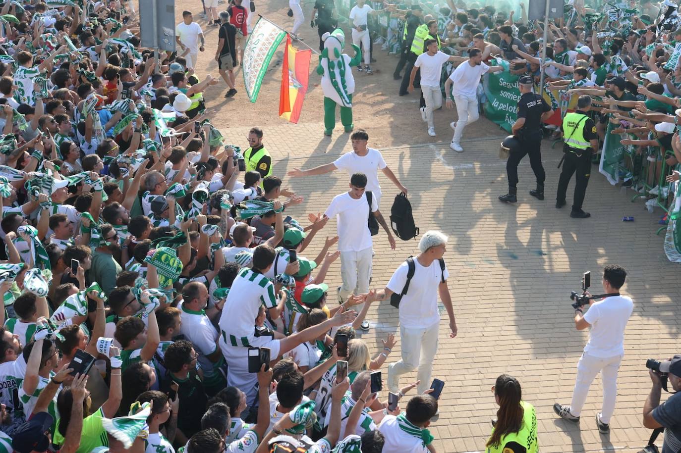 Fotos: el espectacular recibimiento de la afición al Córdoba CF y el ambiente en la Fan Zone