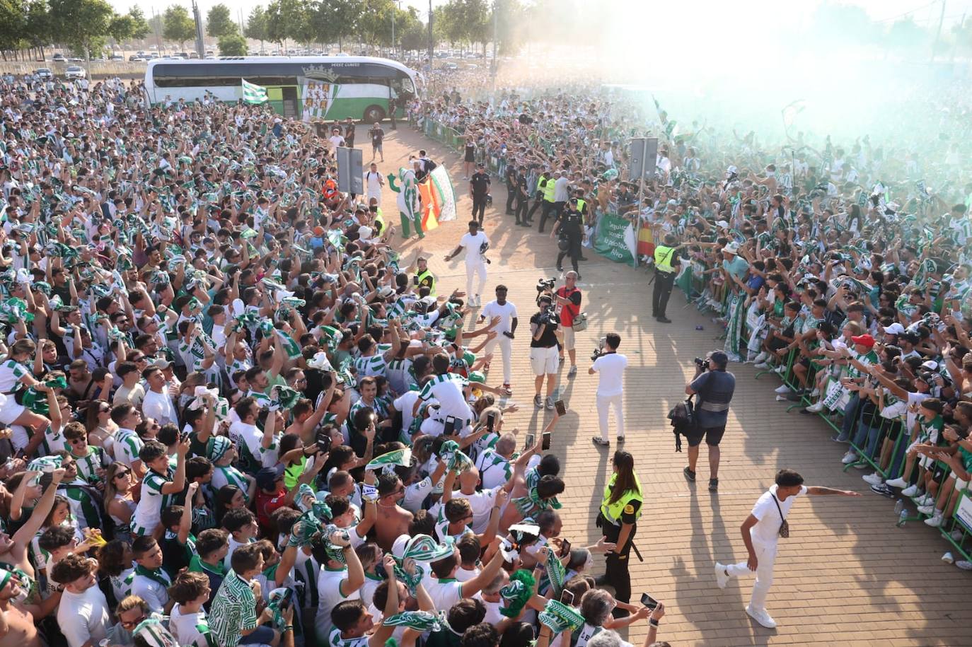 Fotos: el espectacular recibimiento de la afición al Córdoba CF y el ambiente en la Fan Zone