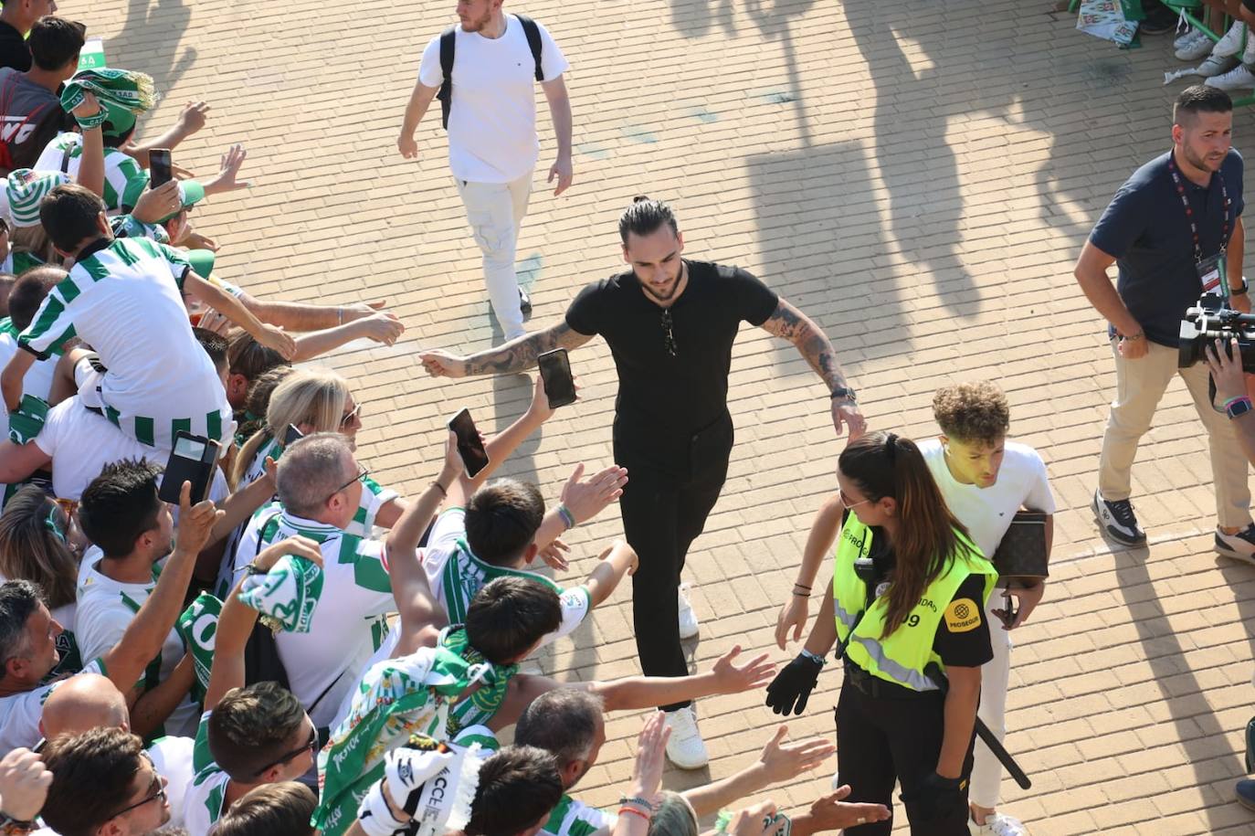 Fotos: el espectacular recibimiento de la afición al Córdoba CF y el ambiente en la Fan Zone