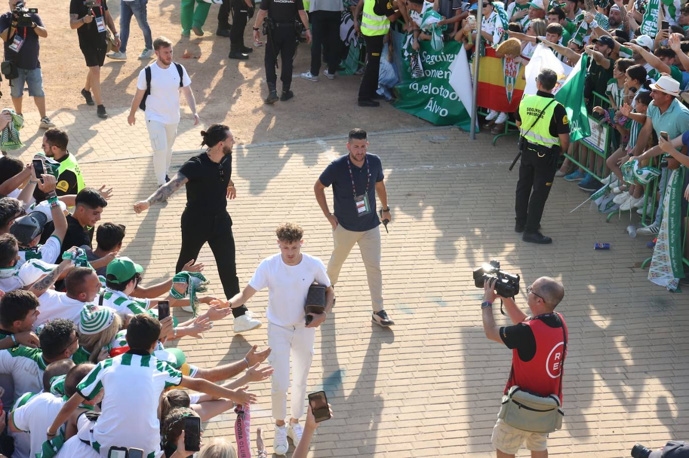 Fotos: el espectacular recibimiento de la afición al Córdoba CF y el ambiente en la Fan Zone