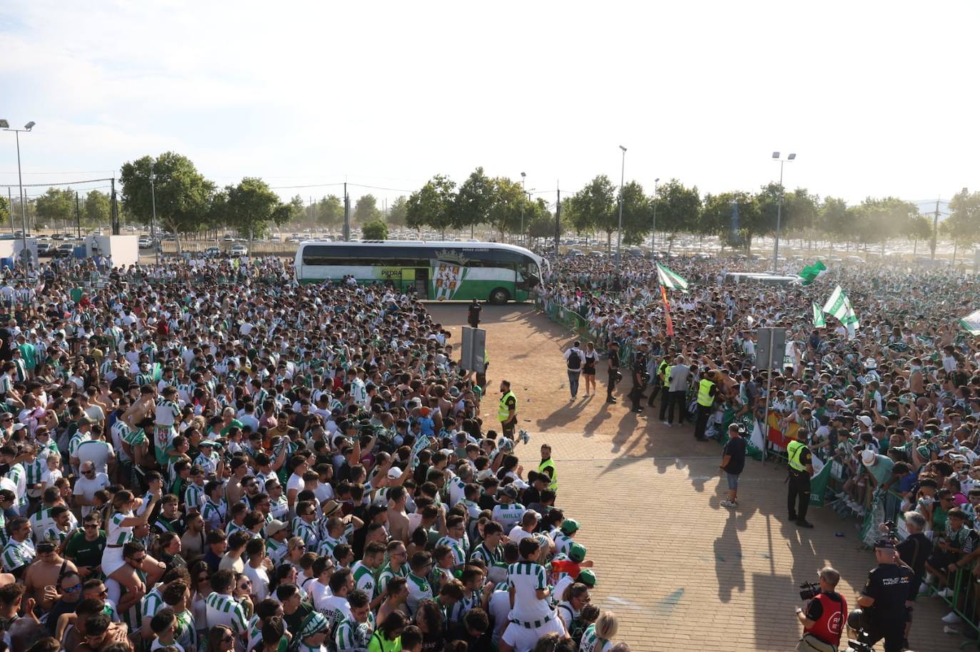 Fotos: el espectacular recibimiento de la afición al Córdoba CF y el ambiente en la Fan Zone