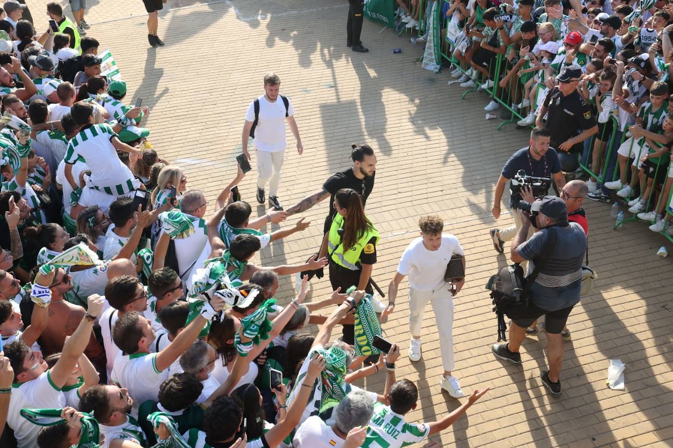 Fotos: el espectacular recibimiento de la afición al Córdoba CF y el ambiente en la Fan Zone