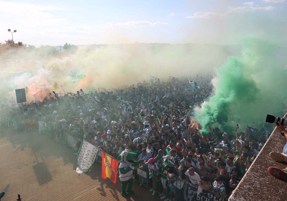 La afición recibe a los jugadores al llegar a El Arcángel