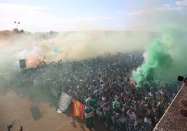 Fotos: el espectacular recibimiento de la afición al Córdoba CF y el ambiente en la Fan Zone