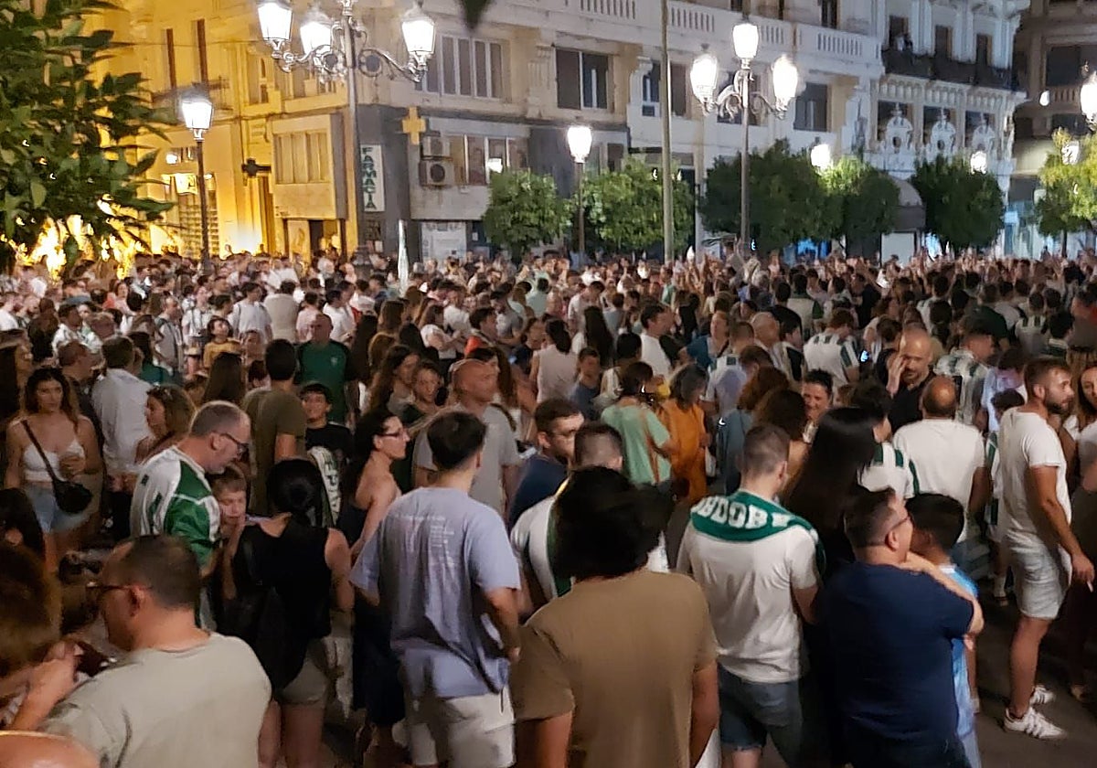 Los cordobesistas celebran el ascenso en Las Tendillas
