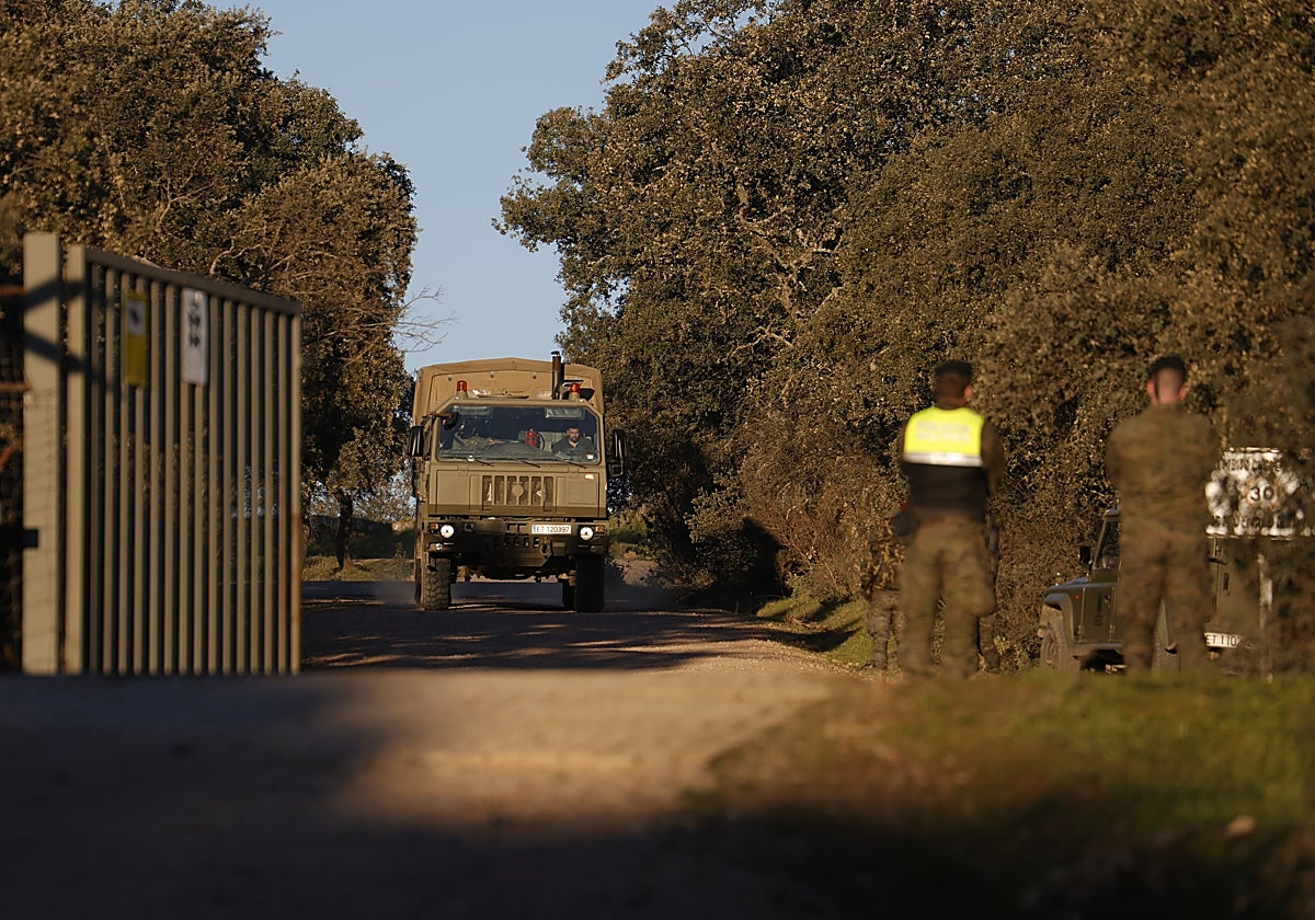 Un camión militar sale del campo de maniobras de la Base de Cerro Muriano el día del trágico suceso