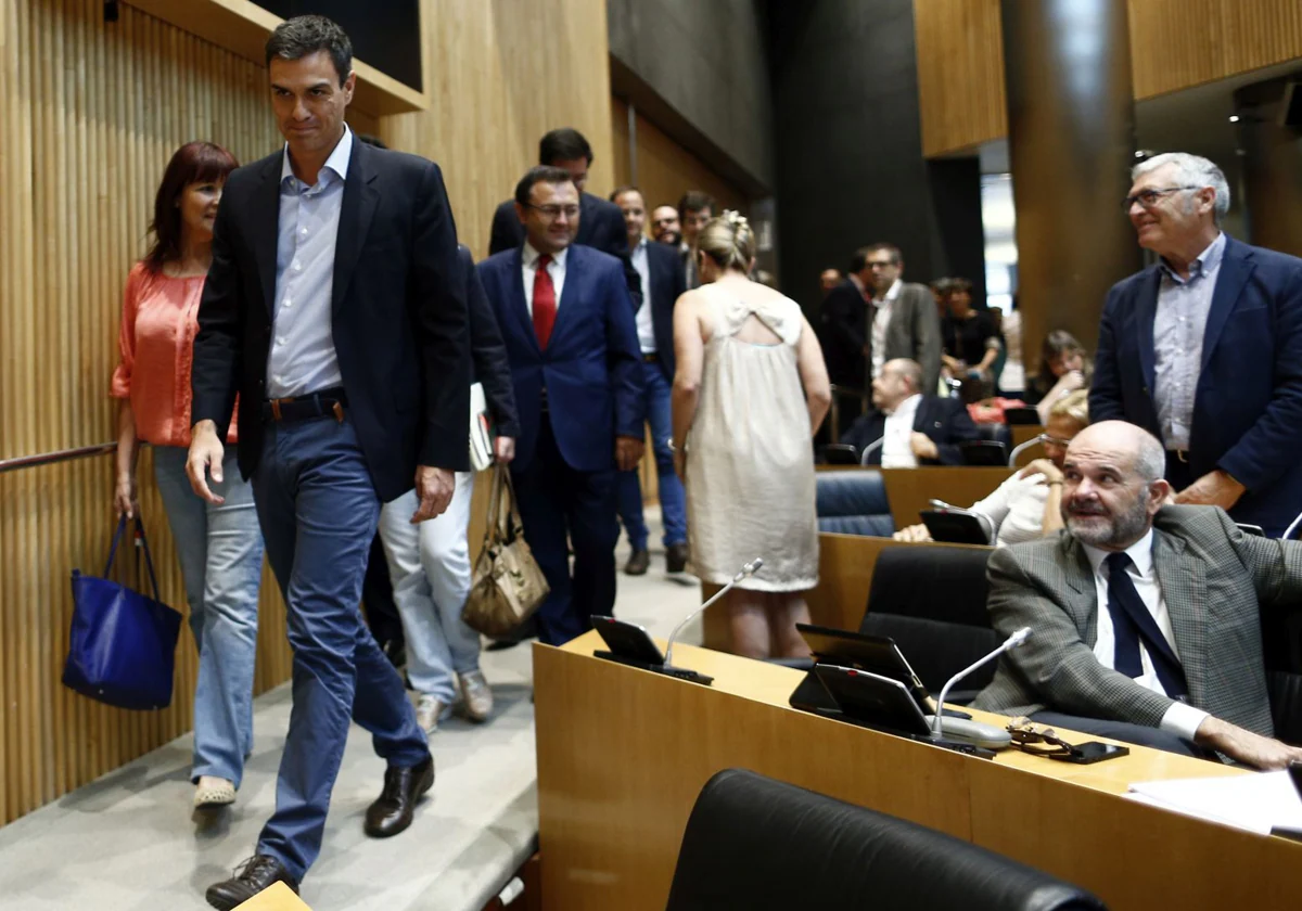 Manuel Chaves observa a Pedro Sánchez en una sesión del Senado en junio de 2015