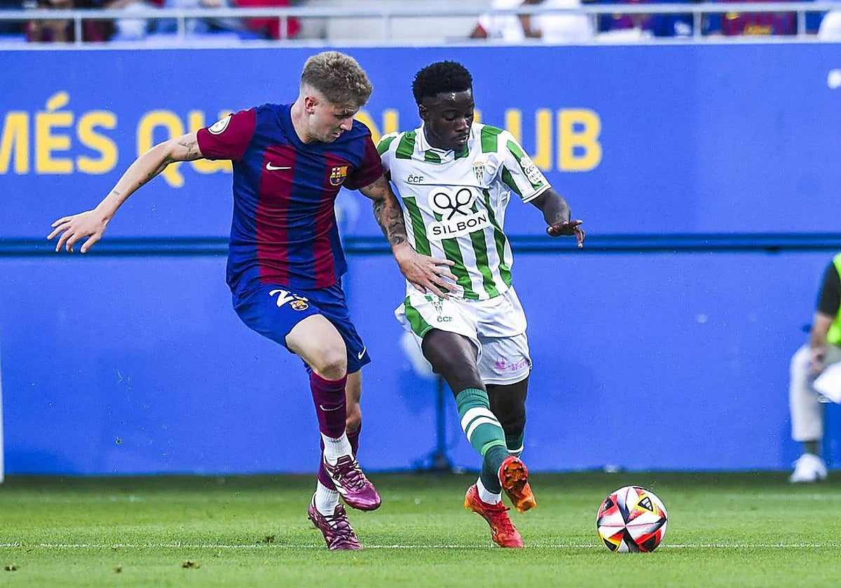 Adilson pelea el balón ante Pelayo en el partido de ida en el Johan Cruyff