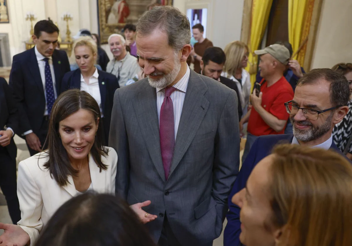 Los Reyes, la semana pasada, junto a un grupo de turistas en el Palacio Real. A su lado, el jefe de la Casa del Rey, Camilo Villarino