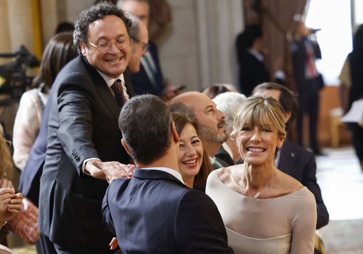 El fiscal general del Estado, Álvaro García Ortiz, saluda al presidente del Gobierno, Pedro Sánchez, en el acto por el décimo aniversario de la proclamación del Rey Felipe VI