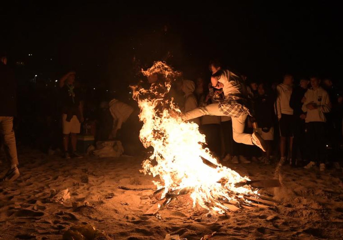 Imagen de archivo de una persona saltando una hoguera en la Noche de San Juan