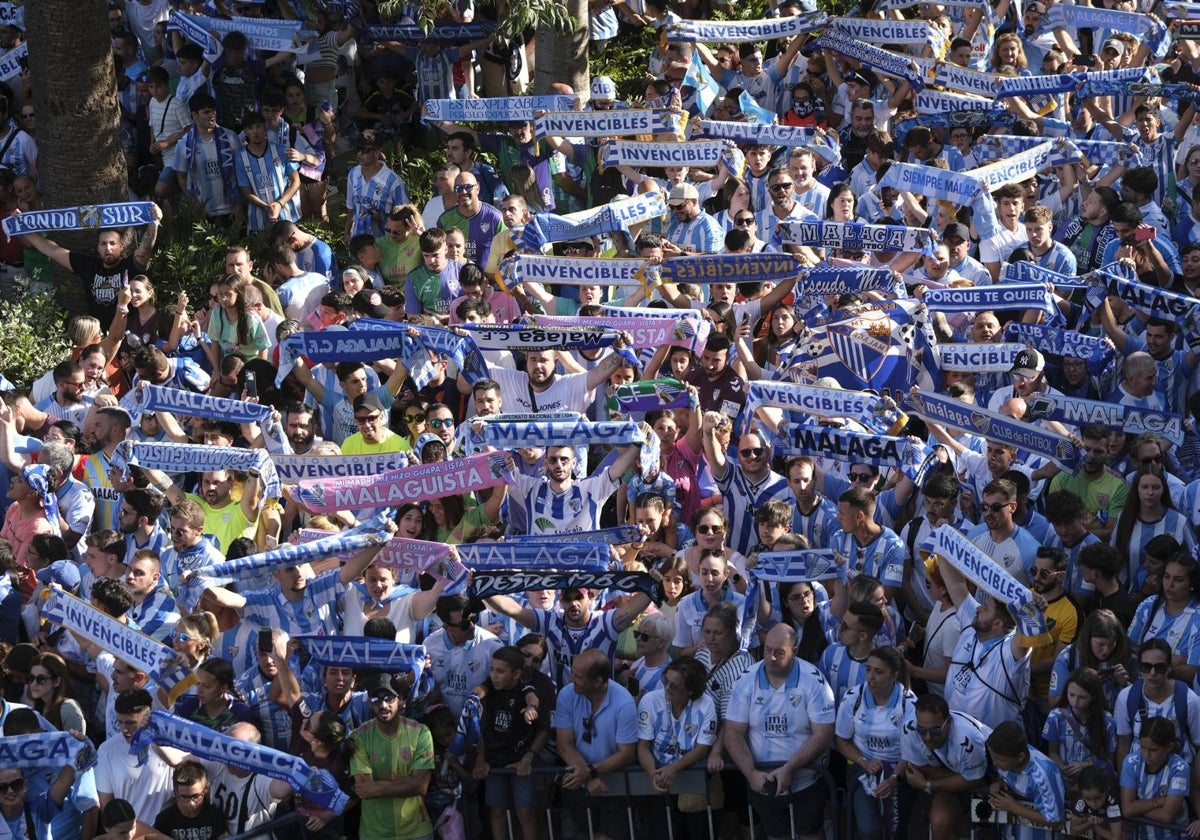 La afición del Málaga en el Ayuntamiento