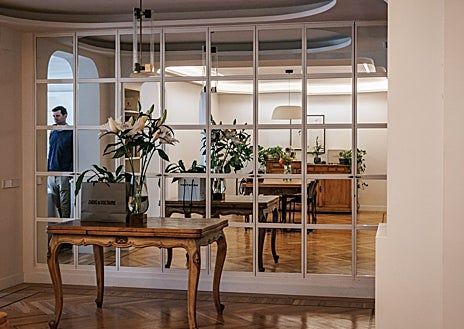 Imagen secundaria 1 - La galerista Patricia Martín Méndez tenía claro el concepto de su vivienda: mucha madera, espacio para el arte y una iluminación específica. 