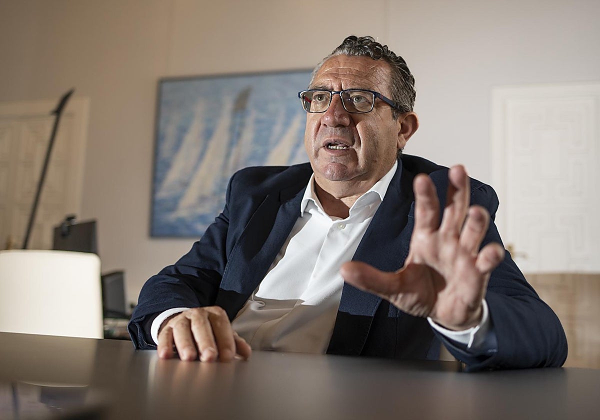 El presidente de la Diputación de Alicante, Toni Pérez, en su despacho durante la entrevista para ABC.