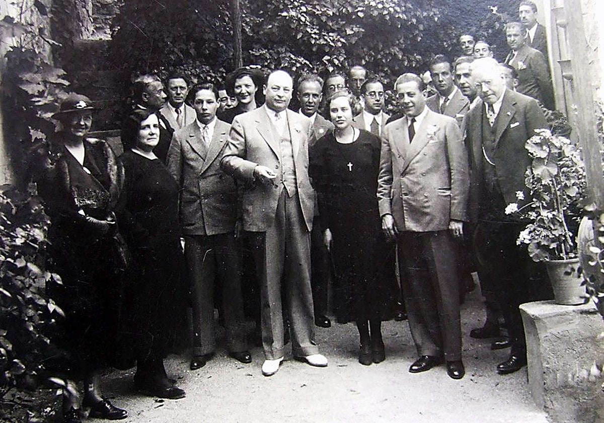 Visita de la comisión de Toledo de Ohio a la fábrica de cerámica de Aguado el domingo 3 de junio. En el centro, el vicealcalde Hoover. A su izquierda, María Luisa Aguado Villalba y el alcalde Guillermo Perezagua. Fotografía de Rodríguez. Colección Aguado
