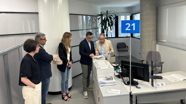 José González y Zeltia Lado, durante una visita a una oficina de empleo en Navia (Vigo)