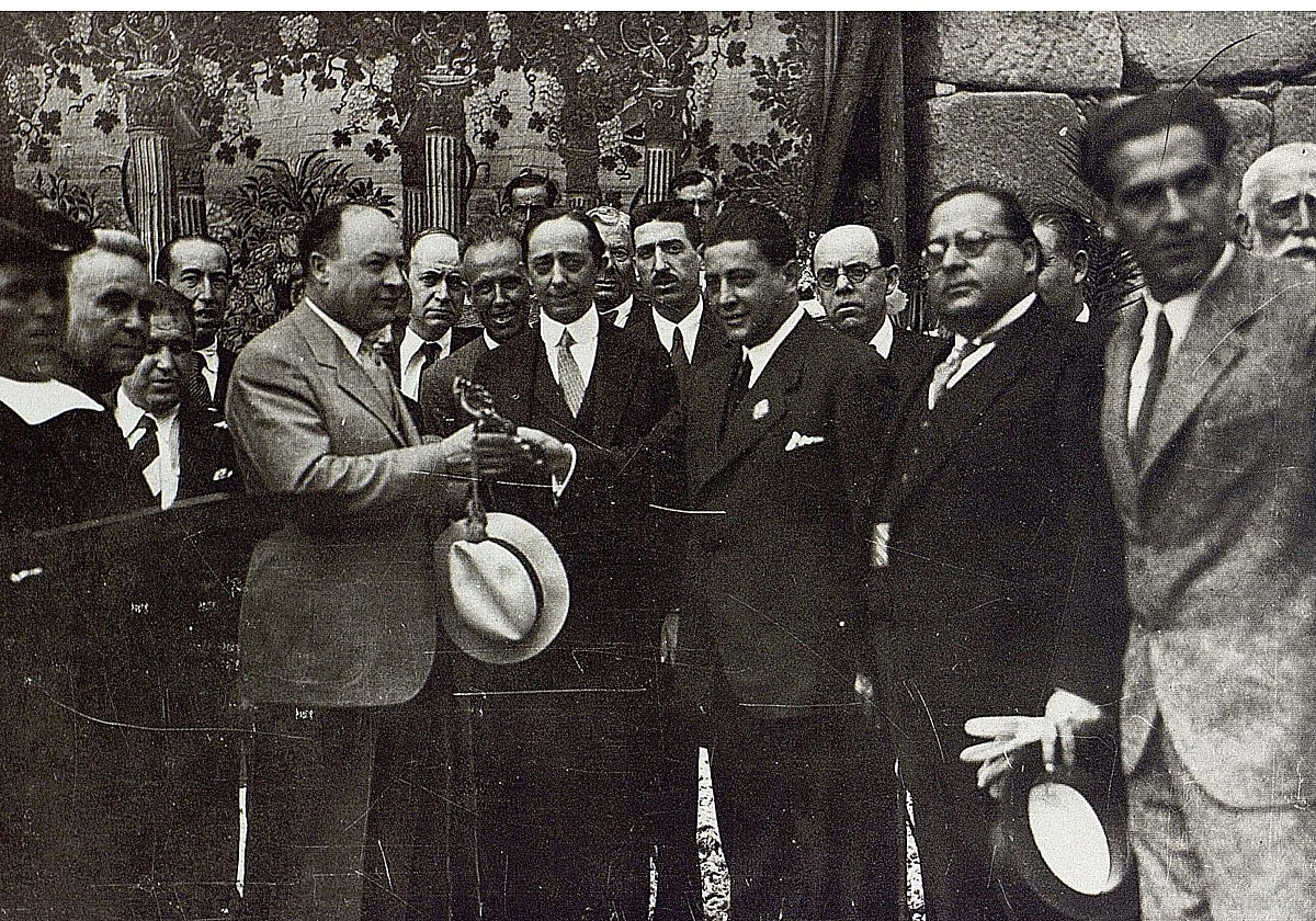 El 30 de mayo, se recibía oficialmente, en la puerta de Alcántara, a la comisión de Toledo de Ohio. El alcalde Perezagua entrega las llaves al vicealcalde Charles C. Hoover. Entre ellos, el embajador norteamericano Claude G. Bowers. Les rodean la corporación municipal toledana y el gobernador civil, Artemio Precioso, con sombrero en la mano. Foto Rodríguez. Archivo Histórico Provincial de Toledo