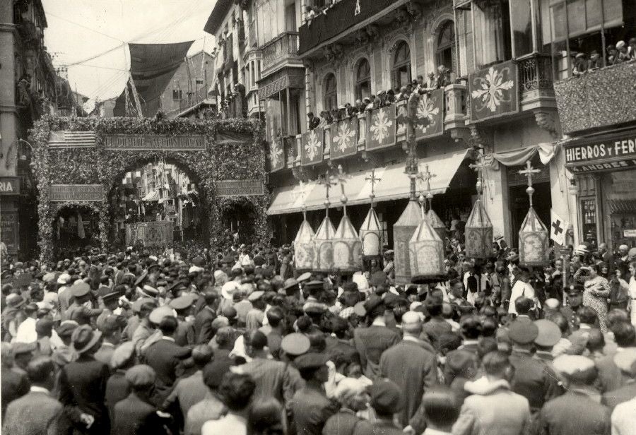Los invitados del Comité de Relaciones de Toledo de Ohio contemplan la procesión del Corpus el 31 de mayo desde el balcón de la vivienda de Epifanio de la Azuela. Foto Rodríguez. Archivo Municipal de Toledo. Colección Luis Alba