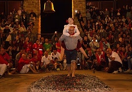 Dieciocho pasadores invocan a la Virgen de la Peña para cumplir con el rito del Paso del Fuego de San Pedro Manrique