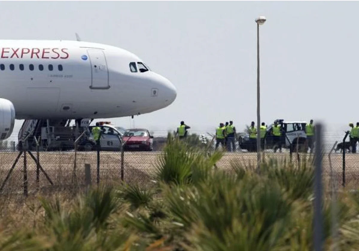 Imagen de archivo de un avión desalojado en el aeropuerto de Alicante.