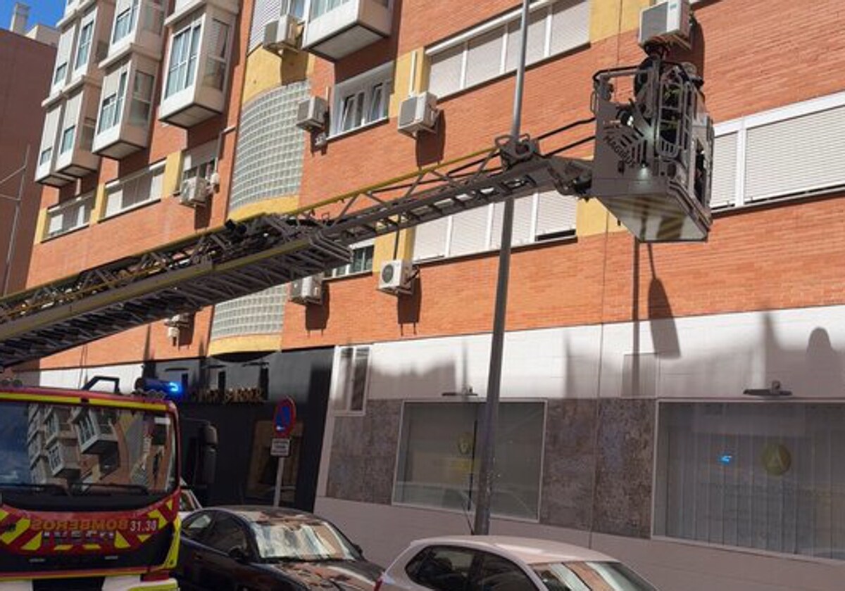 Bomberos durante los trabajos de extinción del incendio