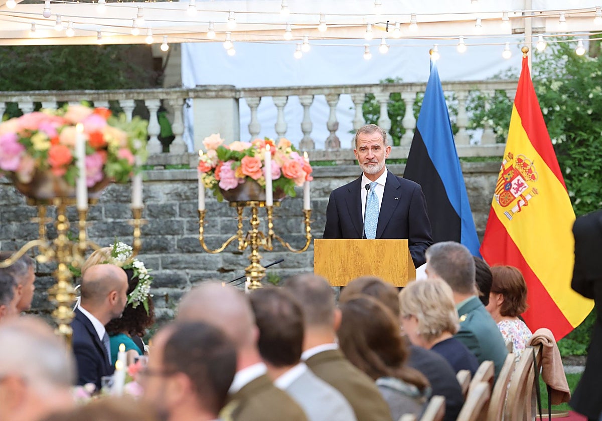 Don Felipe, durante el brindis en el Palacio de Kadriog. En vídeo, imágenes del rey junto a Alar Karis, presidente de Estonia.