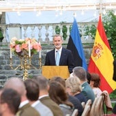 El Gobierno rectifica y manda de urgencia a Robles con el Rey a su gira por los países bálticos