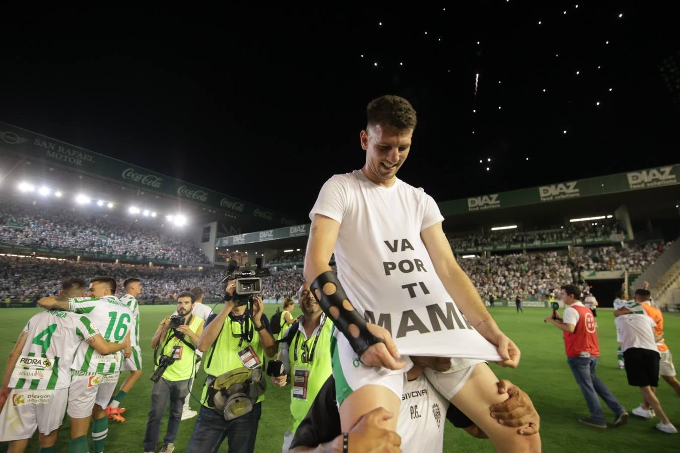Fotos: la emotiva celebración del ascenso del Córdoba CF en El Arcángel