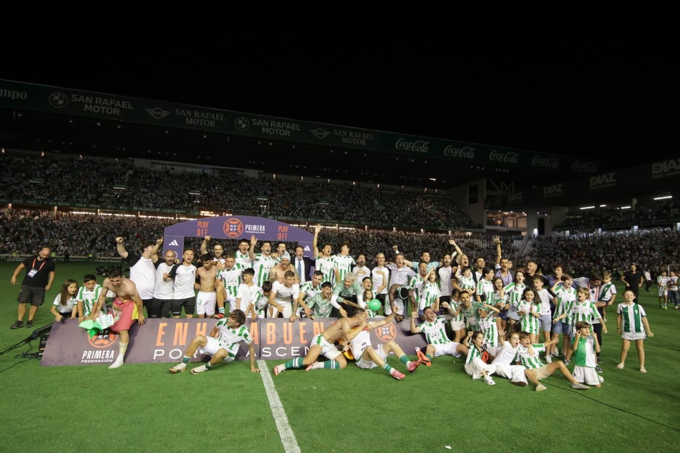 Fotos: la emotiva celebración del ascenso del Córdoba CF en El Arcángel