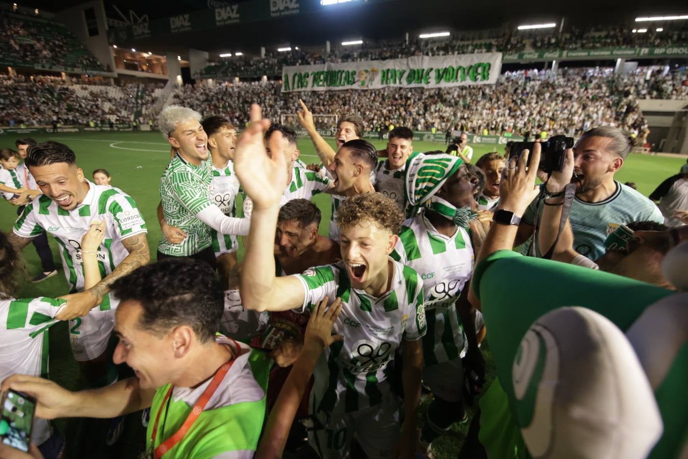 Fotos: la emotiva celebración del ascenso del Córdoba CF en El Arcángel