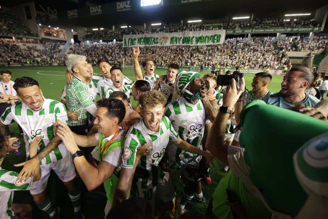 Fotos: la emotiva celebración del ascenso del Córdoba CF en El Arcángel
