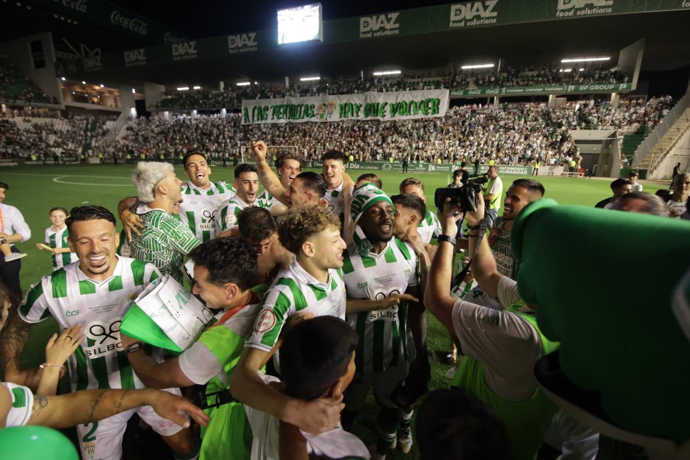 Fotos: la emotiva celebración del ascenso del Córdoba CF en El Arcángel