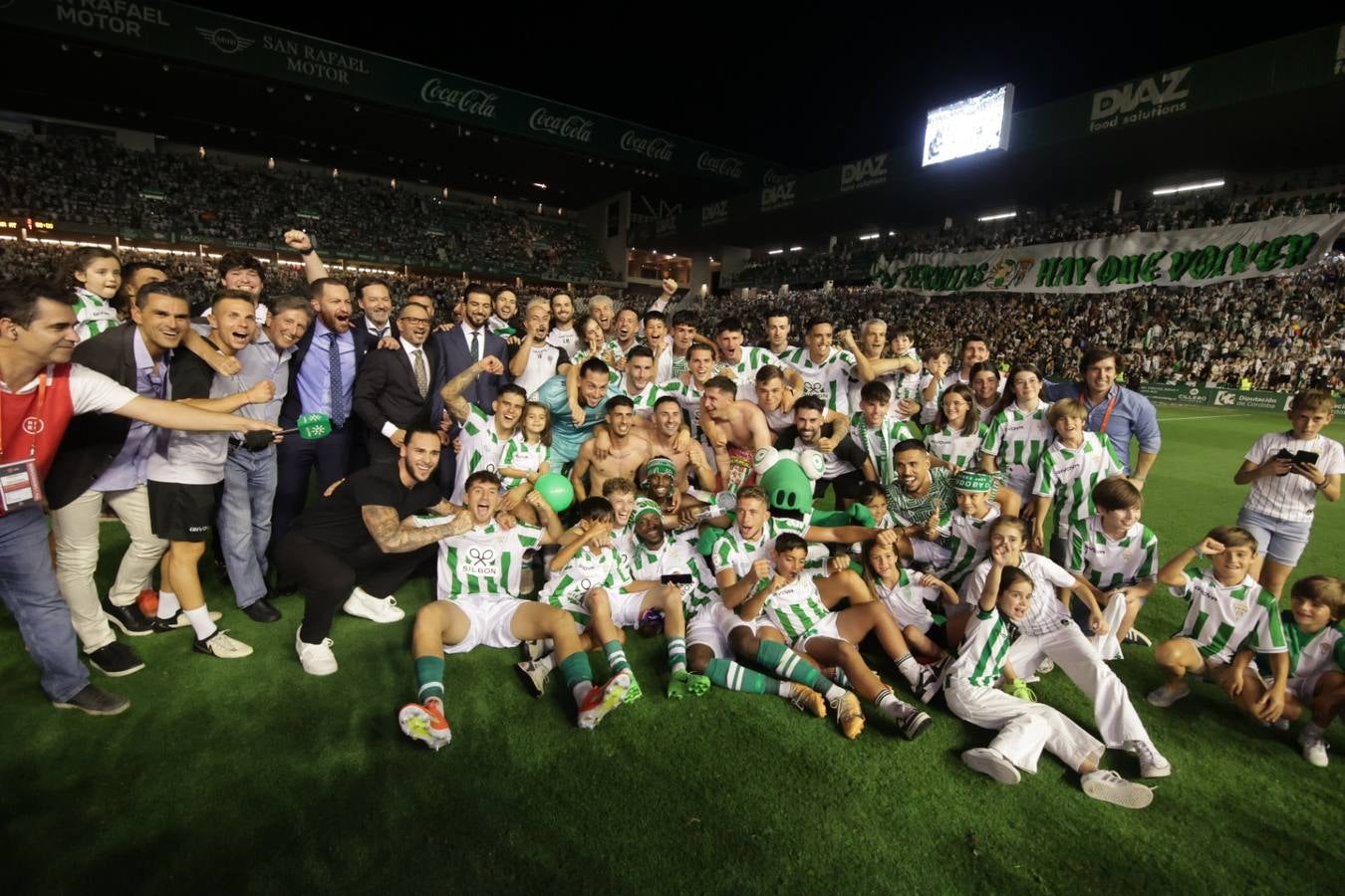 Fotos: la emotiva celebración del ascenso del Córdoba CF en El Arcángel
