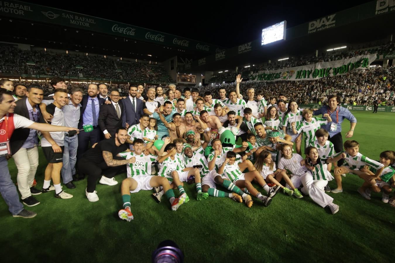 Fotos: la emotiva celebración del ascenso del Córdoba CF en El Arcángel