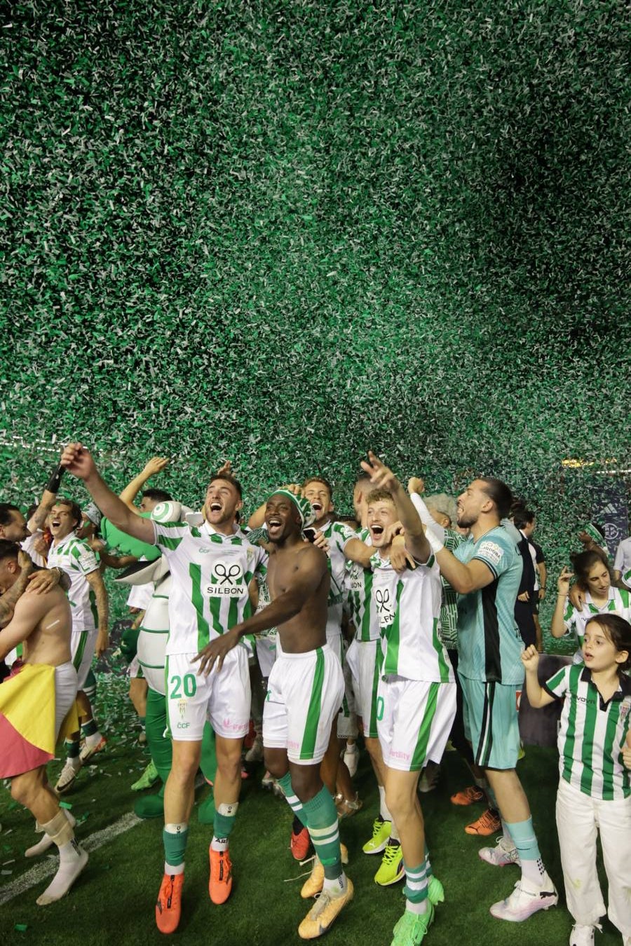 Fotos: la emotiva celebración del ascenso del Córdoba CF en El Arcángel
